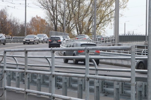 9. novembris vēsturē: Satiksmei pilnībā atver Brasas tiltu